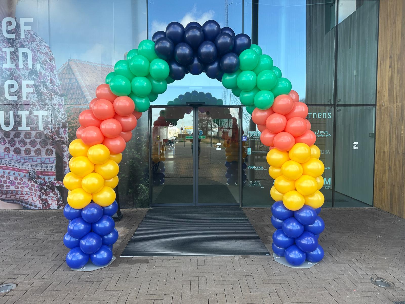 Ballonnenboog gestapeld gekleurd