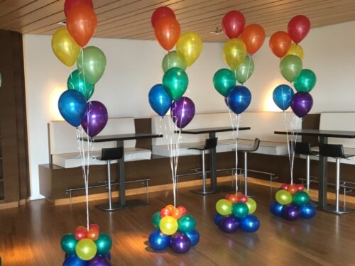 4 Grondboeketten met heliumballonnen in regenboog kleuren
